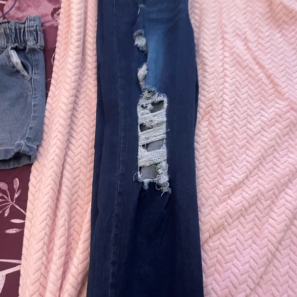 Brand new jeans, got them for back to school but they don’t fit on me. - Picture 2 of 5